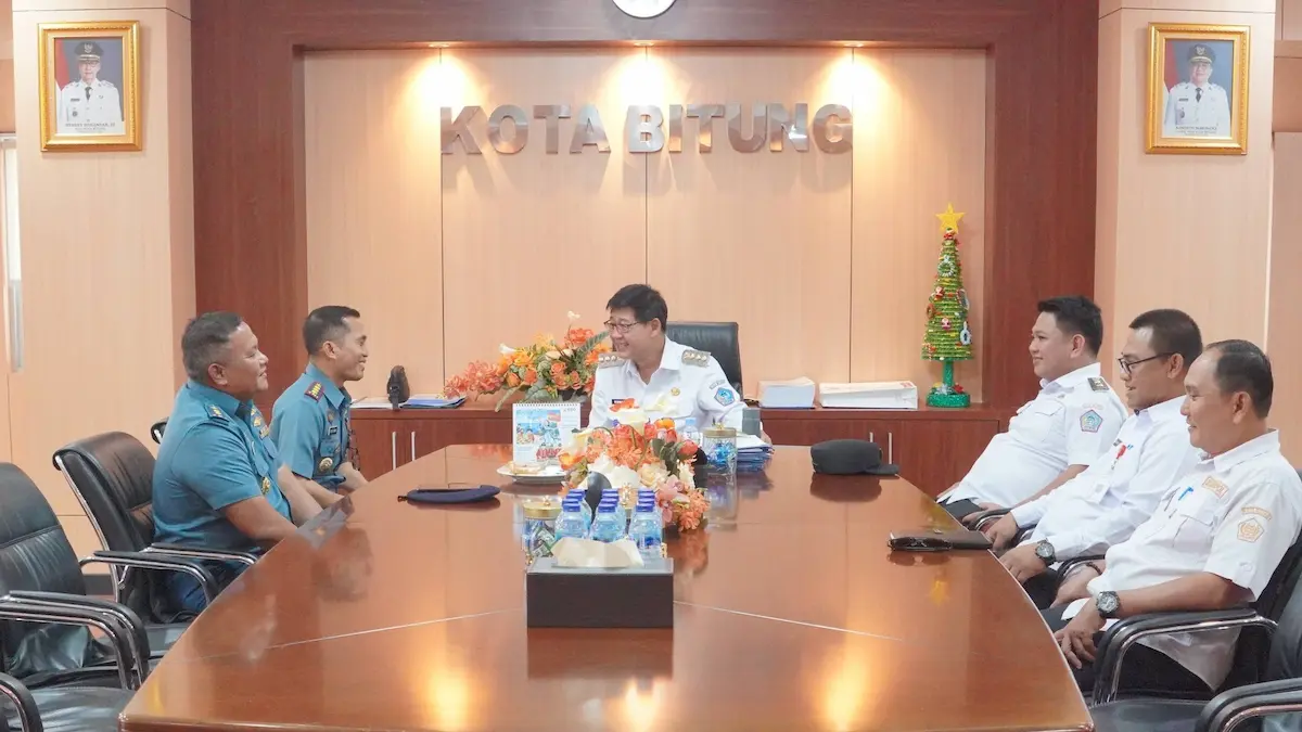 Wali Kota Bitung Hengky Honandar menerima audiensi Komandan Guskamla Koarmada II di ruang kerja Wali Kota Bitung mediasulut.id