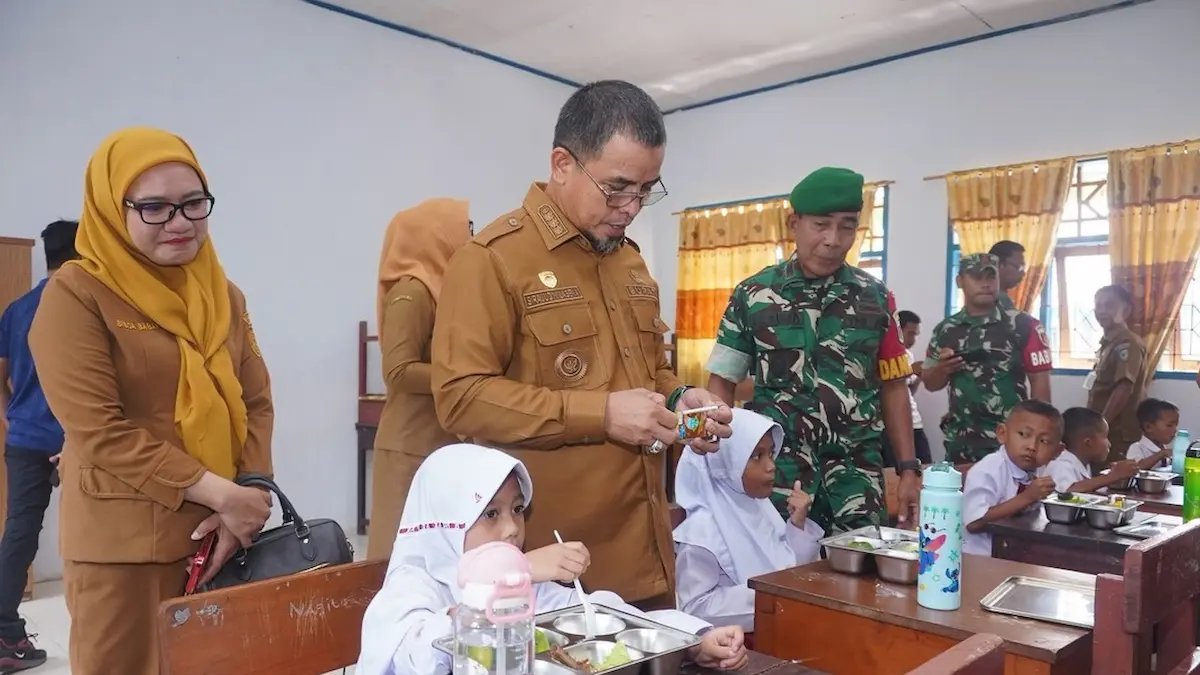 Bupati Boltara Sirajudin Lasena mengecek menu makan bergizi siswa di SDN 4 Sangkub mediasulut.id