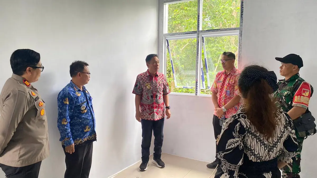 Bupati Minahasa Selatan Franky Donny Wongkar berdialog dengan jajaran Dinas Kesehatan saat meninjau ruangan Puskesmas Motoling Barat mediasulut.id