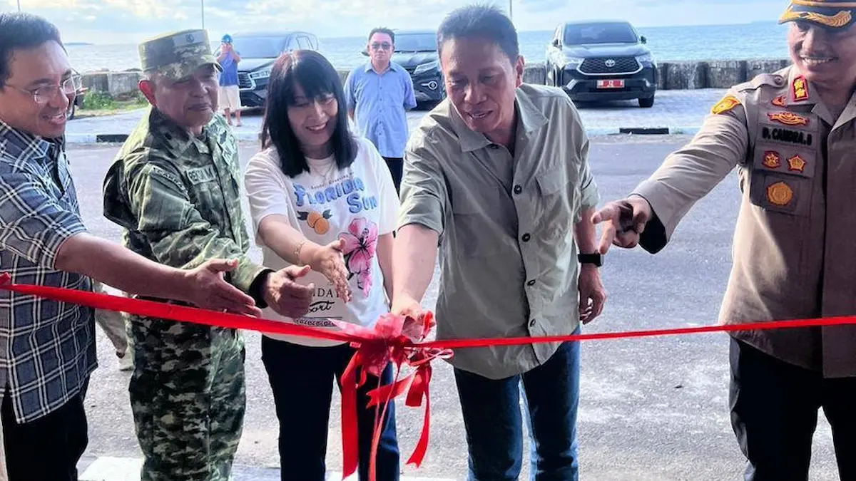 Bupati Franky Wongkar menggunting pita peresmian Wisata Kuliner Pantai Boulevard Amurang mediasulut.id