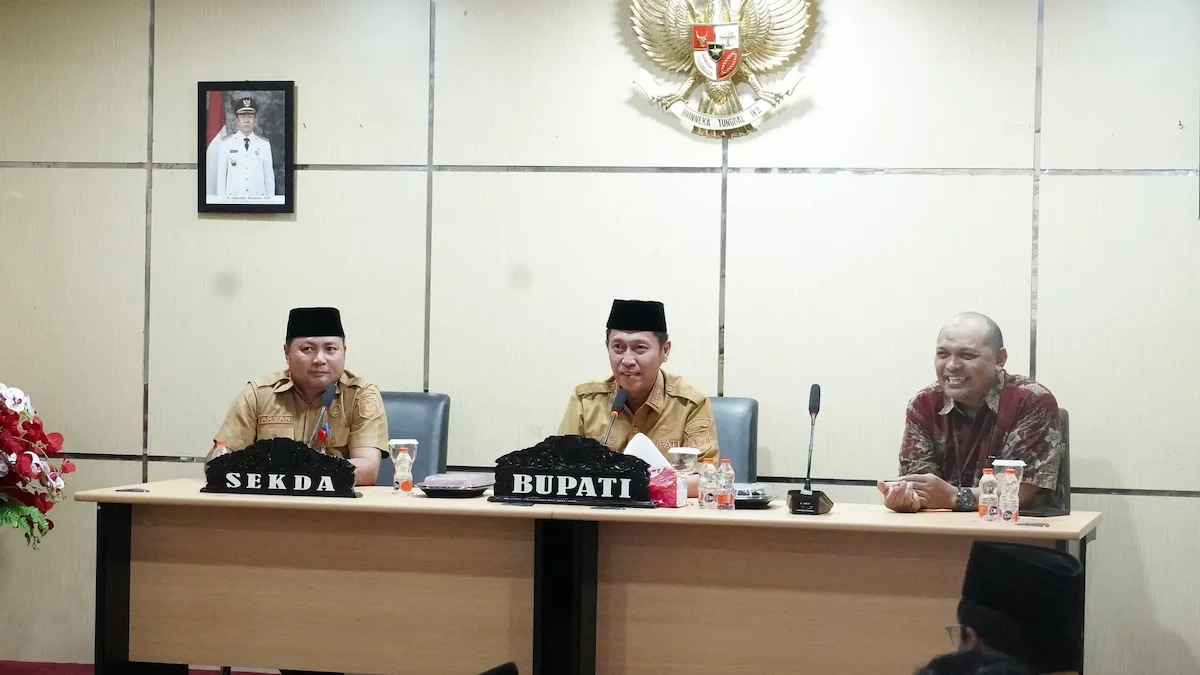 Bupati Iskandar bersama Sekda Arvan Ohy saat rapat perumahan Bolsel mediasulut.id