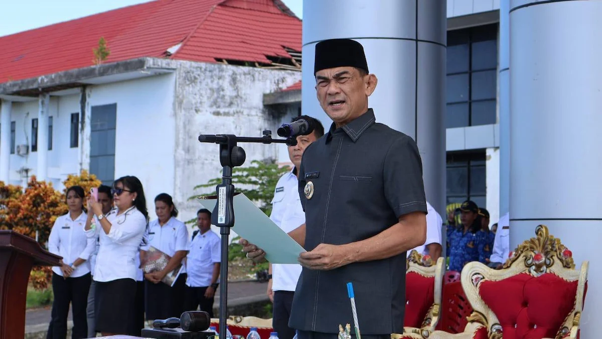 Bupati Kepulauan Talaud Welly Titah membacakan sambutan pada pelantikan PPPK paruh waktu di halaman Kantor Bupati mediasulut.id