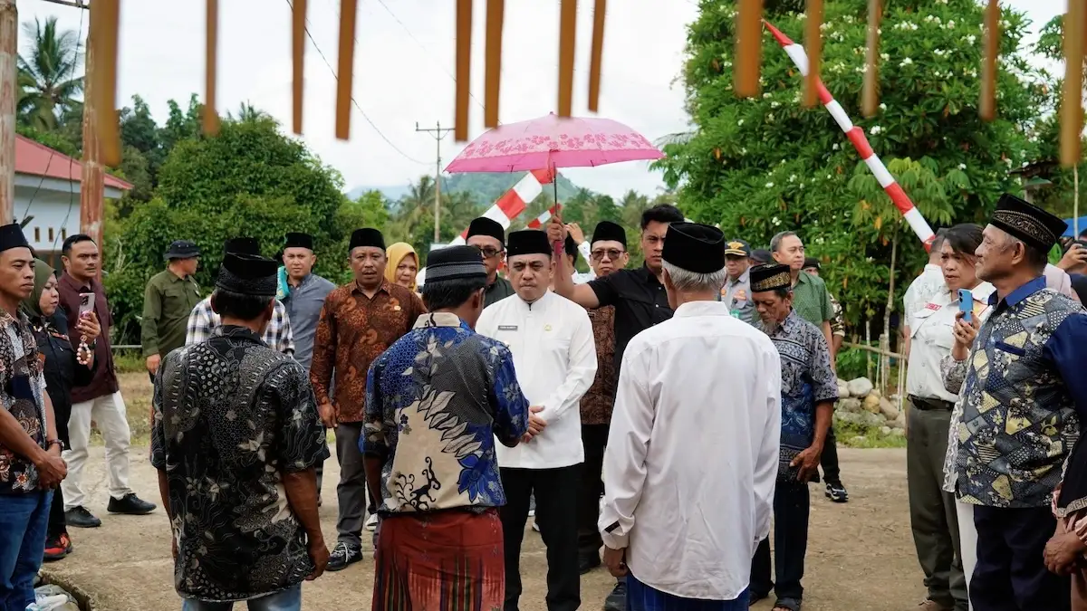 Bupati Yusra Alhabsyi disambut warga saat peresmian Masjid Darul Istiqomah Desa Pomoman Kecamatan Poigar mediasulut.id