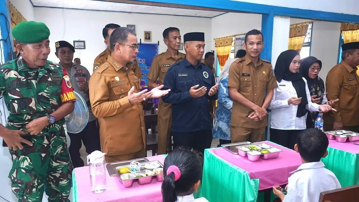 Bupati Boltara bersama TNI Polri dan siswa berdoa sebelum makan bergizi gratis di SDN 4 Sangkub mediasulut.id