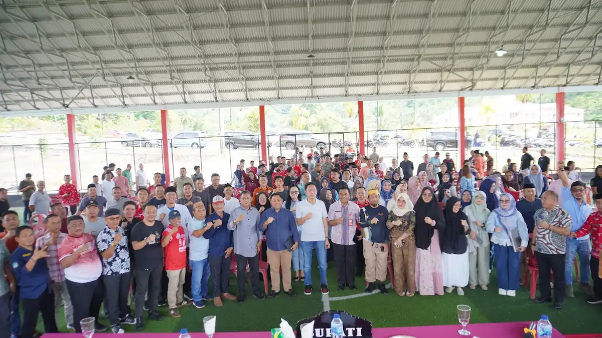 Bupati Iskandar Kamaru foto bersama ASN Pemerintah Kabupaten Bolaang Mongondow Selatan usai kegiatan Manajemen Talenta ASN di Bolsel mediasulut.id