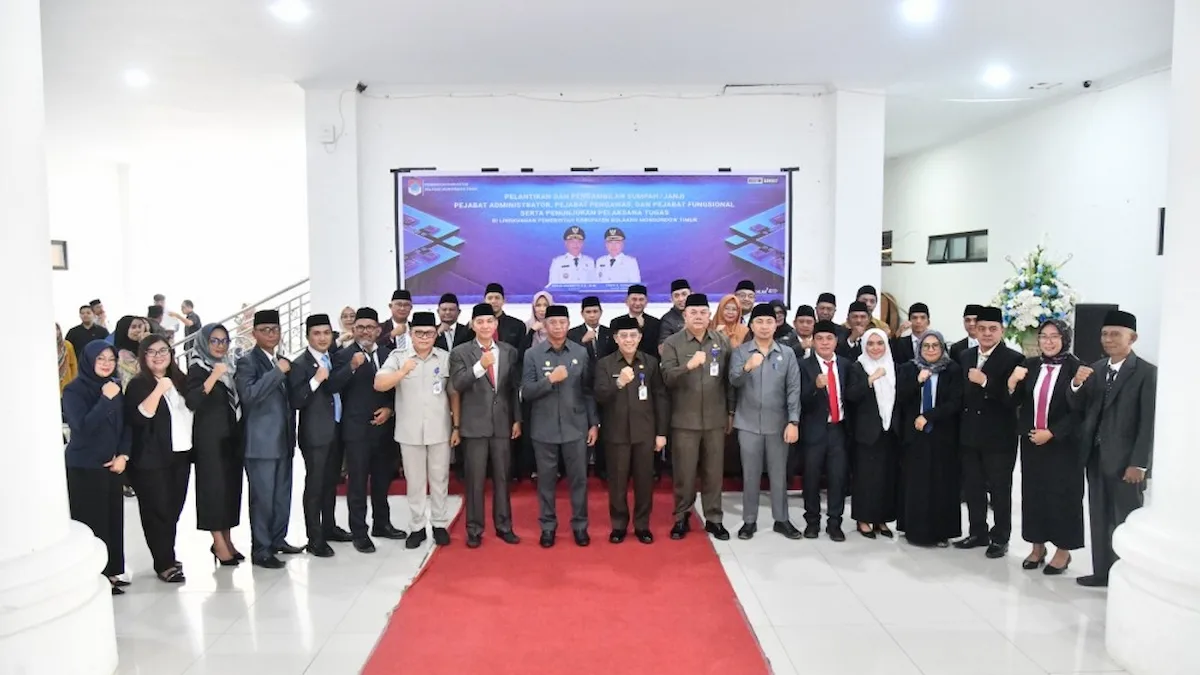 Foto bersama Bupati Oskar Manoppo dan pejabat dilantik di Boltim mediasulut.id