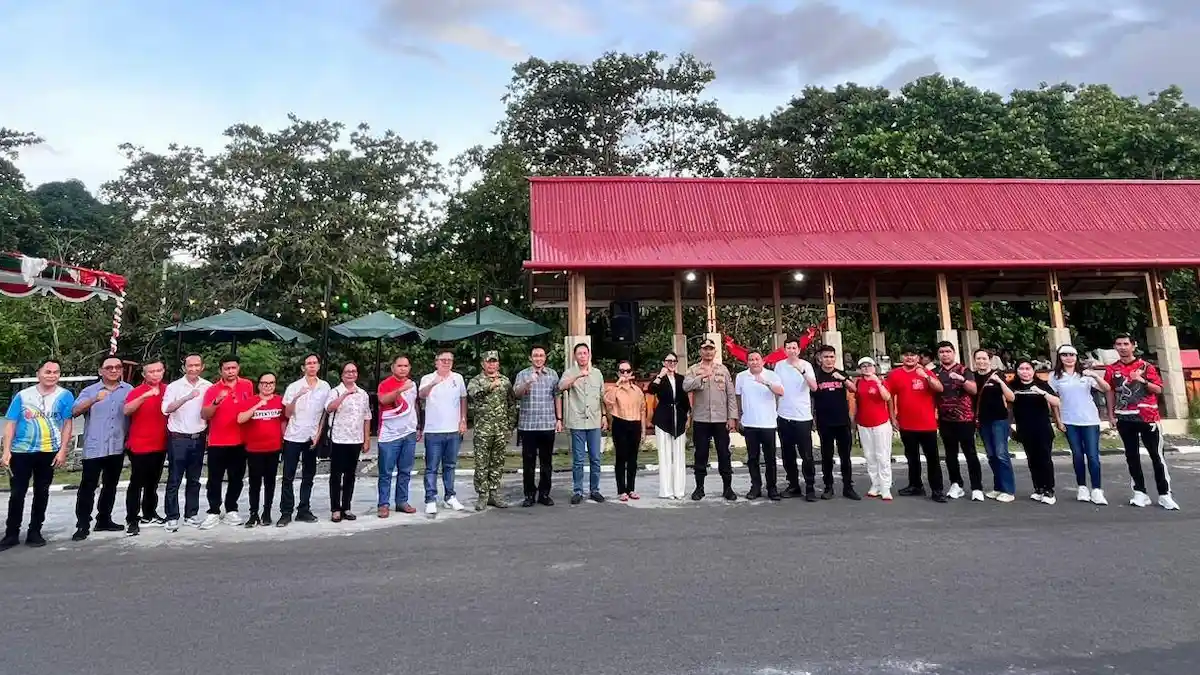Pejabat dan Forkopimda foto bersama usai peresmian Wisata Kuliner Pantai Boulevard Amurang mediasulut.id