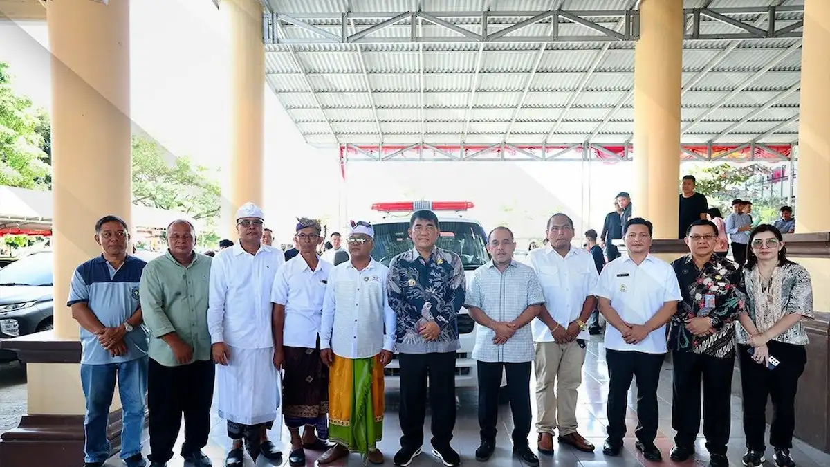 Gubernur Sulut dan jajaran foto bersama usai penyerahan ambulans untuk Desa Adat Kembang Mertha mediasulut.id