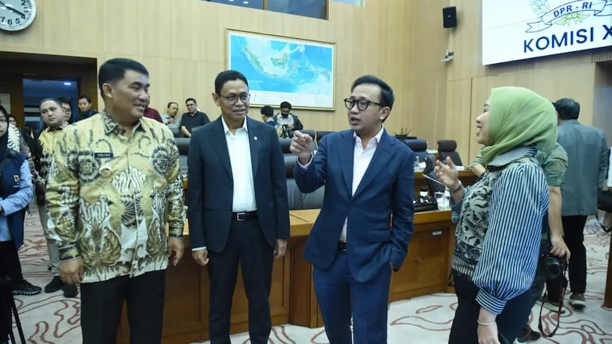 Gubernur Sulawesi Utara Yulius Selvanus berdialog dengan pejabat Kementerian ESDM usai rapat dengar pendapat Komisi XII DPR RI mediasulut.id