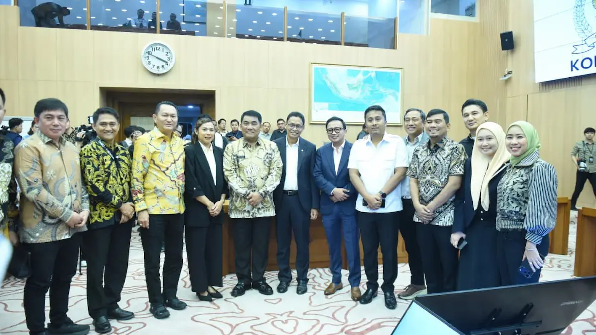 Gubernur Sulawesi Utara Yulius Selvanus foto bersama anggota Komisi XII DPR RI usai rapat dengar pendapat di Gedung DPR RI mediasulut.id