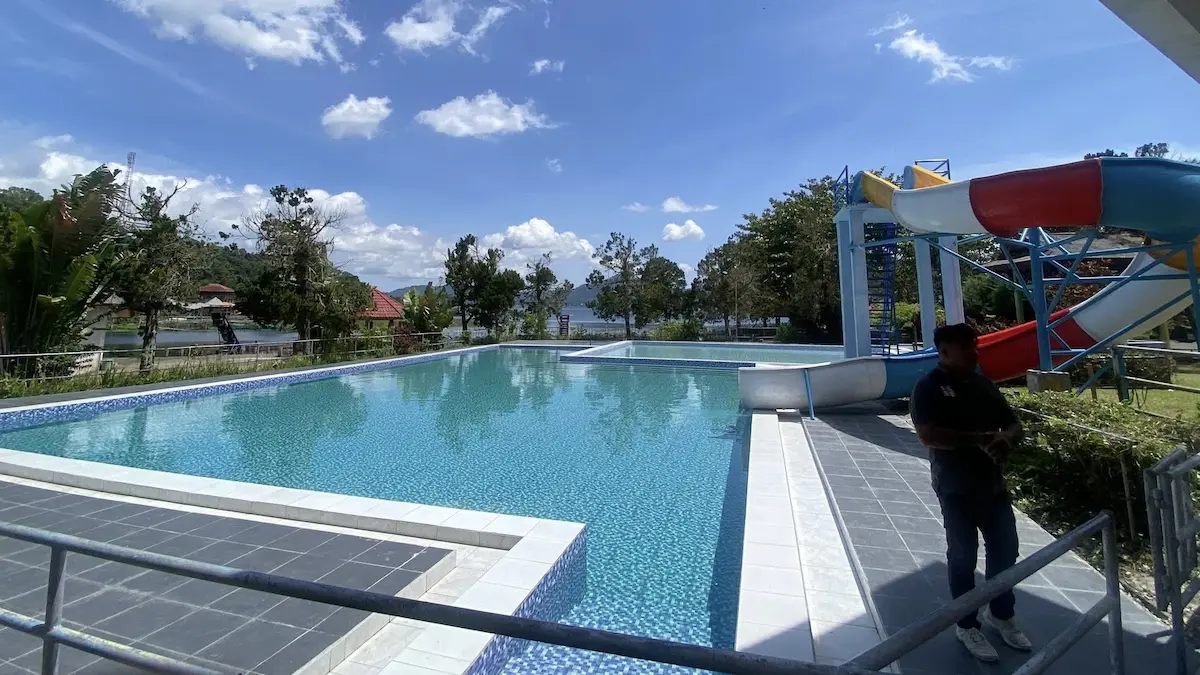 Kolam renang dan wahana air di Wisata Sumaru Endo Remboken Minahasa Sulawesi Utara mediasulut.id