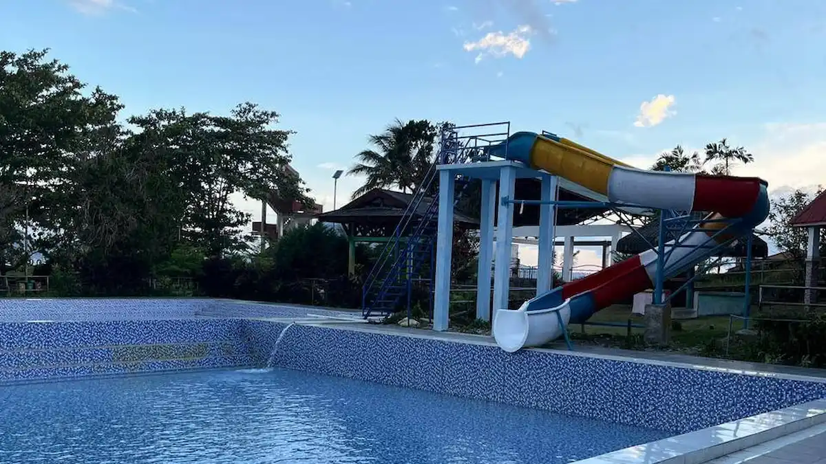 Kolam renang dan wahana seluncur di objek wisata Sumaru Endo Remboken Minahasa mediasulut.id