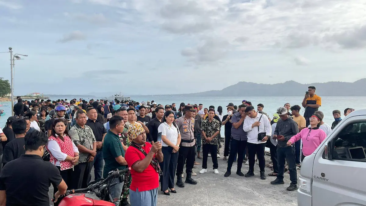 Warga Melonguane menggelar unjuk rasa di depan Markas Lanal Melonguane mediasulut.id