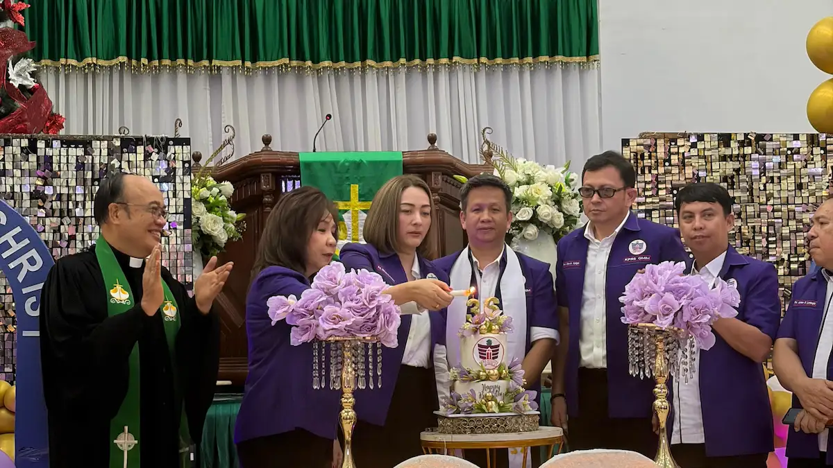 Prosesi perayaan dan pemotongan kue HUT ke-36 KPRS GMIM bersama pengurus dan pendeta GMIM mediasulut.id