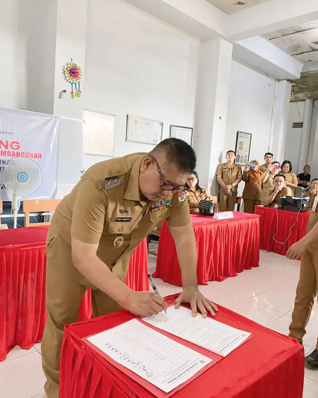 Wakil Bupati Minahasa Selatan Theodorus Kawatu menandatangani berita acara Musrenbang RKPD Kecamatan Suluun Tareran mediasulut.id