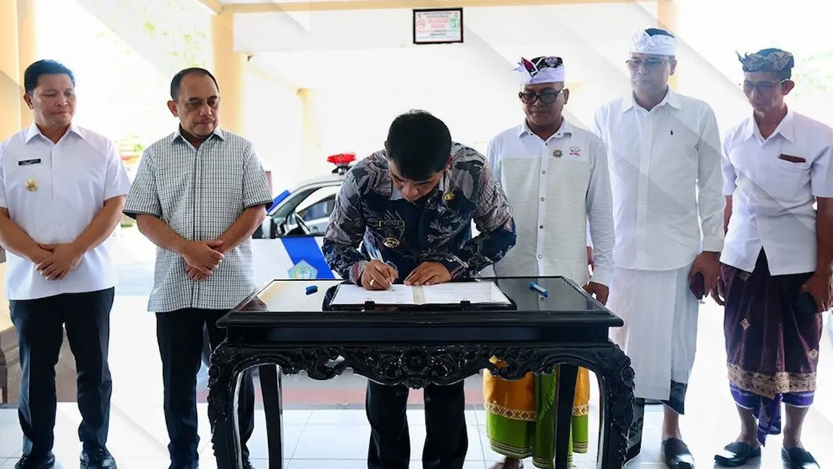 Gubernur Sulut Yulius Selvanus Komaling menandatangani berita acara penyerahan ambulans di Bolmong mediasulut.id