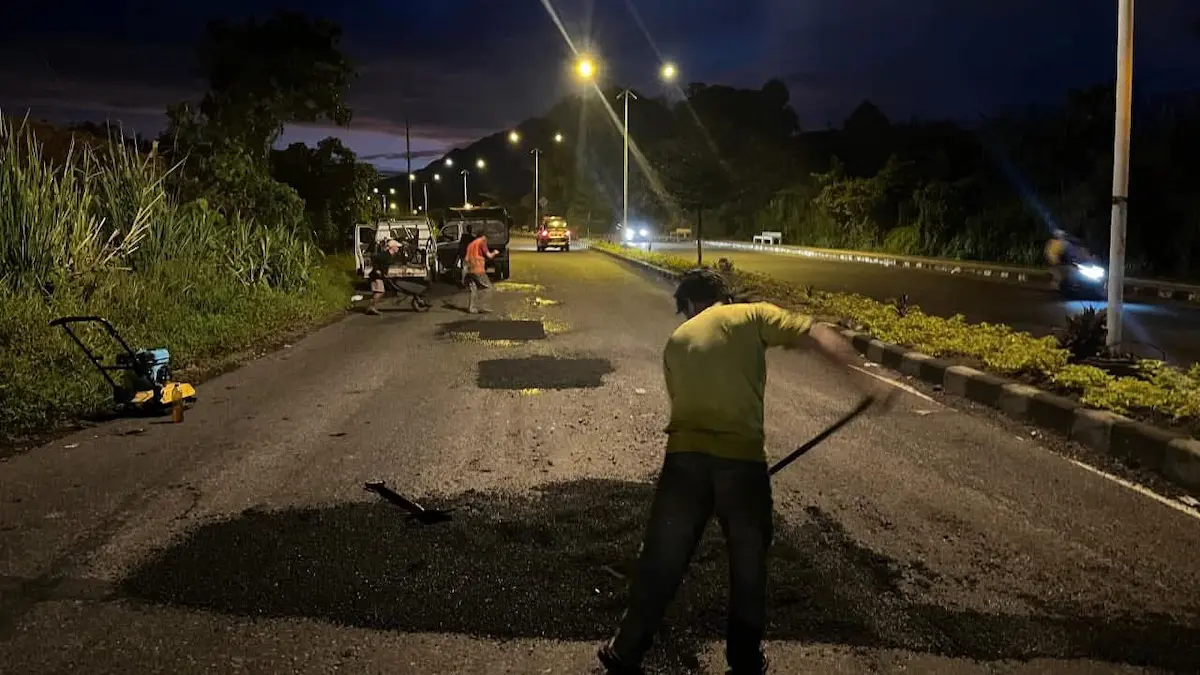 Kondisi jalan rusak di Jalan Ir Soekarno Minahasa Utara sementara diaspal