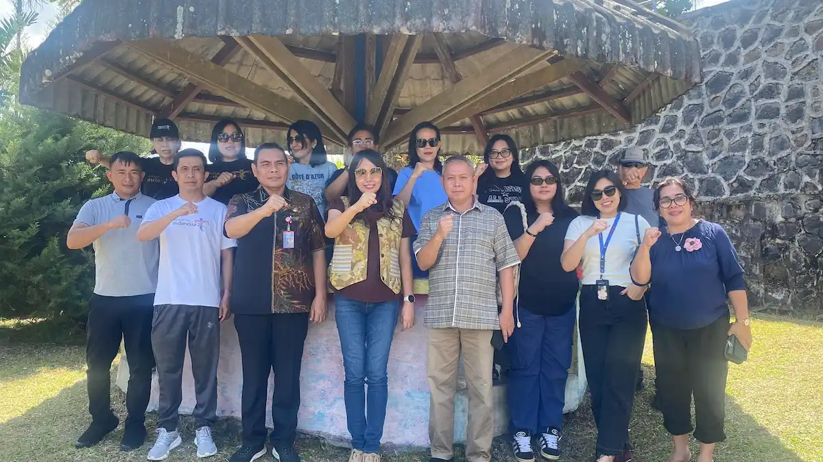 Tim dinas pariwisata berfoto bersama di kawasan wisata Sumaru Endo Remboken Minahasa mediasulut.id