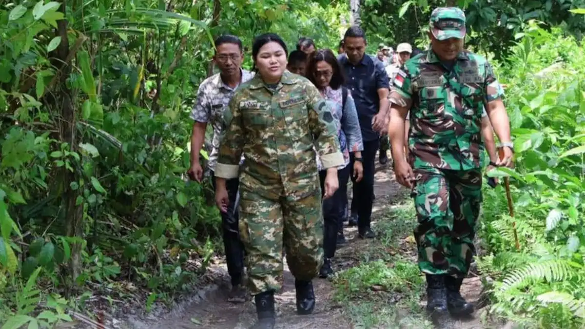 Wakil Bupati Talaud Anisya Bambungan berjalan bersama Dandim 1312 Yanuar Yudistira meninjau jalur menuju lokasi Kompi TP di Kecamatan Salibabu mediasulut.id