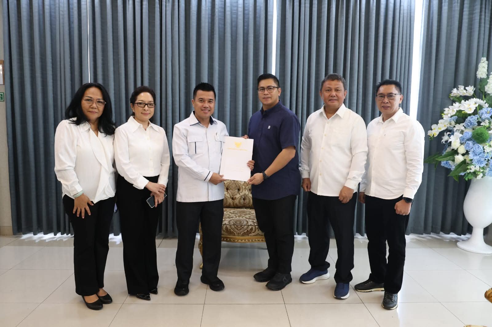 Penyerahan dokumen Surat Keputusan Tim Khusus Gubernur Sulut oleh Yulius Selvanus Komaling kepada Sekretaris Tim di Manado mediasulut.id