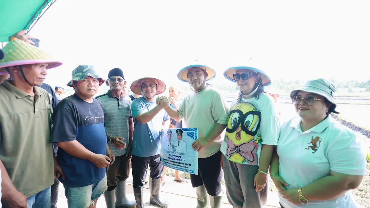 Gubernur Sulut menyerahkan bantuan traktor kepada petani Desa Solog Kabupaten Bolmong mediasulut.id