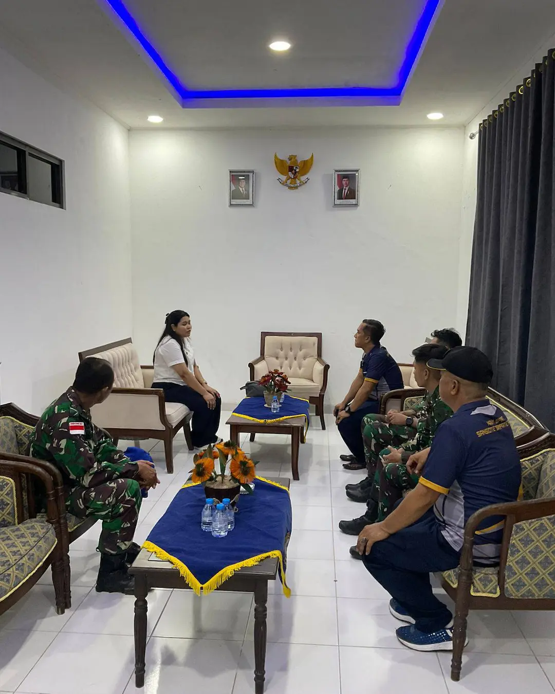 Wakil Bupati Talaud memimpin pertemuan mediasi dengan aparat TNI AL di Melonguane mediasulut.id