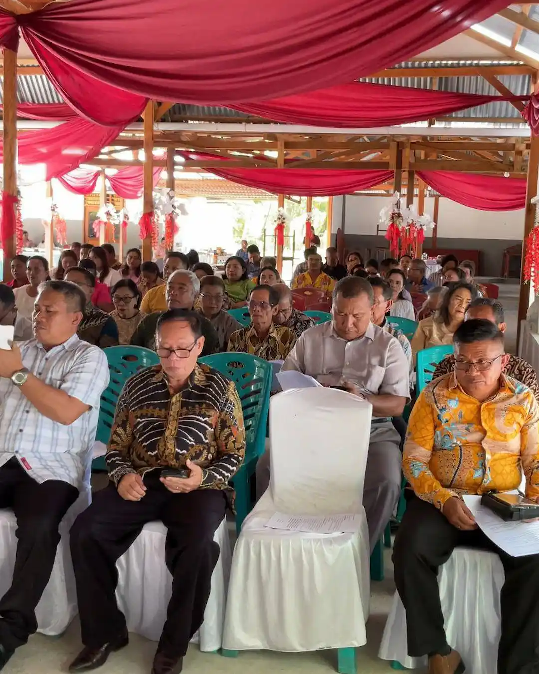 Keluarga besar Rukun Sasube-Manein menghadiri ucapan syukur Tahun Baru 2026 di Talaud mediasulut.id