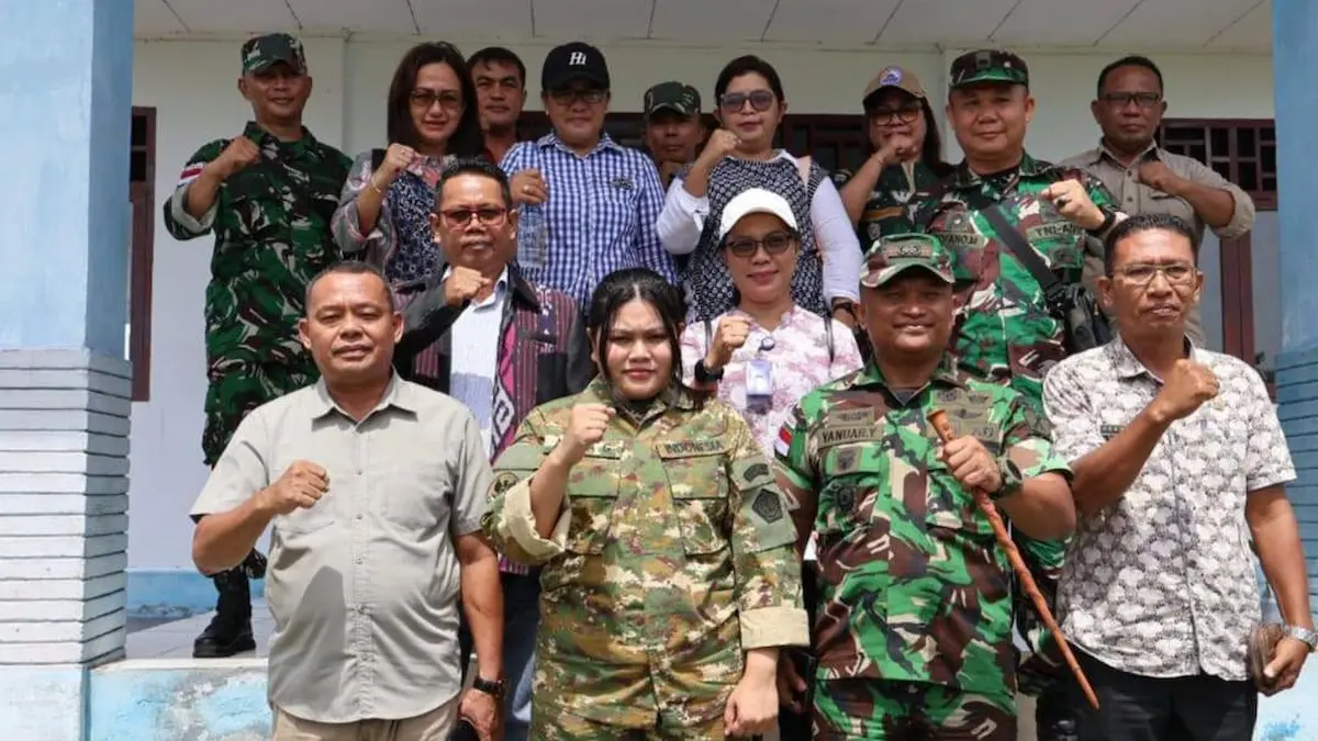 Wakil Bupati Talaud Anisya Bambungan bersama jajaran TNI dan pejabat daerah foto bersama saat peninjauan lokasi Kompi TP di Salibabu Kepulauan Talaud mediasulut.id