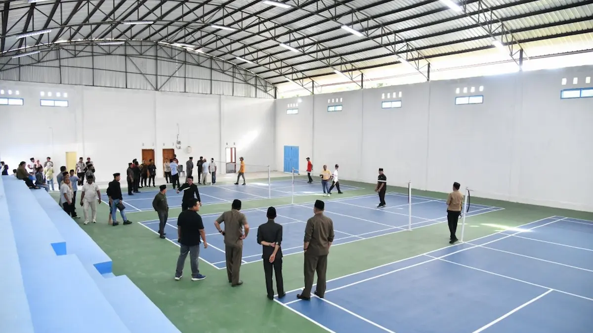 Aktivitas masyarakat di dalam gedung Sport Center Tutuyan Boltim mediasulut.id