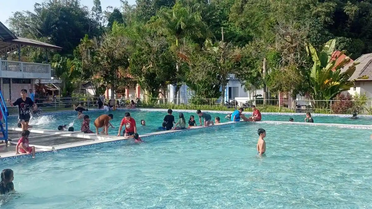 Suasana pengunjung menikmati kolam renang Wisata Sumaru Endo Remboken mediasulut.id