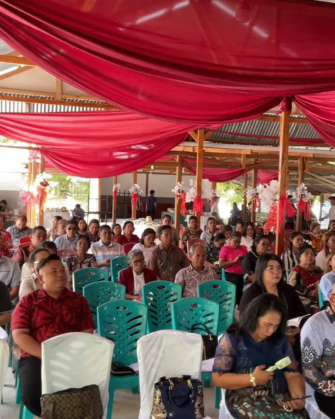 Warga Rukun Ginimbale mengikuti ucapan syukur Tahun Baru 2026 di Pantai Arangaca Talaud mediasulut.id