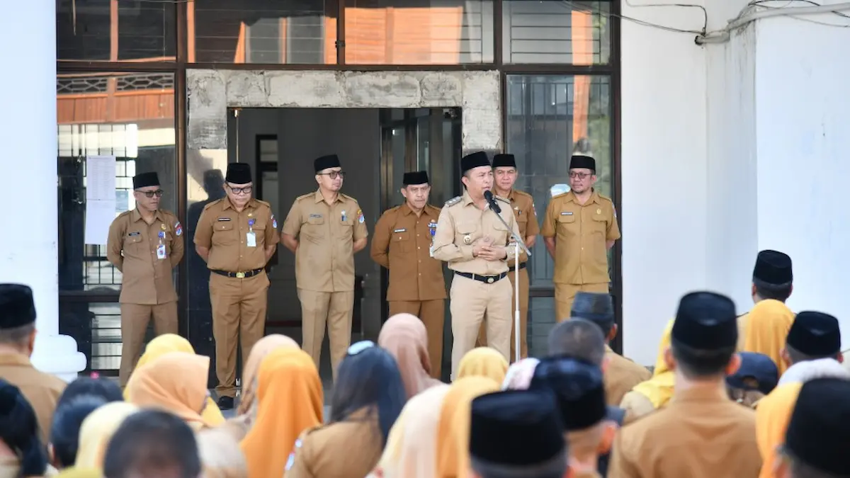 Wakil Bupati Boltim Argo Sumaiku memimpin apel kerja ASN di halaman Kantor Bupati Boltim mediasulut.id