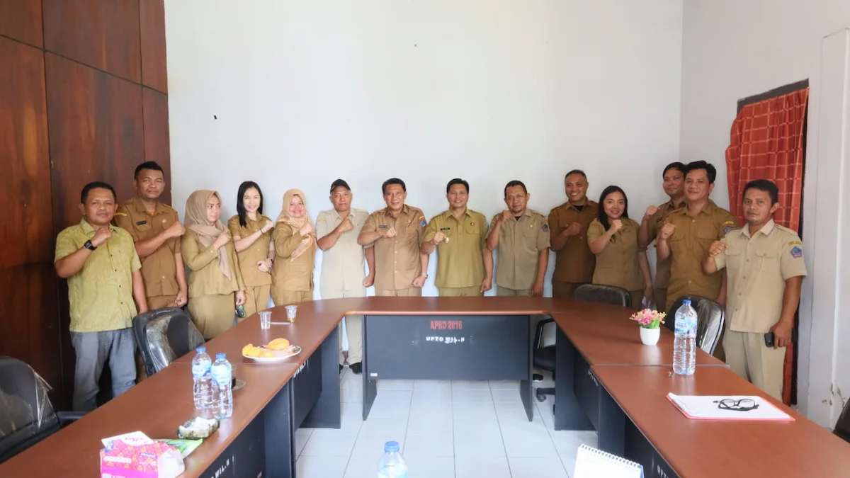 Wabup Bolaang Mongondow Dony Lumenta foto bersama jajaran UPTD Wilayah II Dinas PUPR Sulut di Kota Kotamobagu mediasulut.id