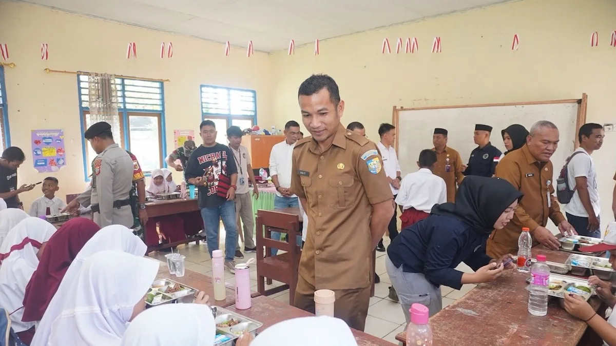 Wakil Bupati Boltara Moh Aditya Pontoh memantau pelaksanaan Program Makan Bergizi Gratis di SDN 4 Sangkub Boltara mediasulut.id