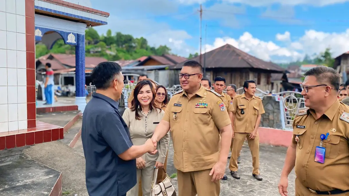 Wakil Bupati Minahasa Selatan Theodorus Kawatu tiba dan disambut warga saat menghadiri Musrenbang RKPD Kecamatan Suluun Tareran mediasulut.id
