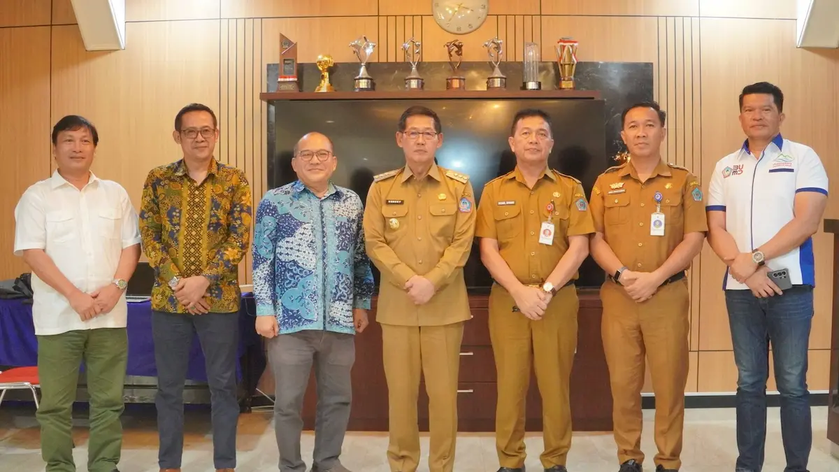 Wali Kota Hengky Honandar foto bersama investor SUEZ usai audiensi kerja sama air bersih Kota Bitung mediasulut.id