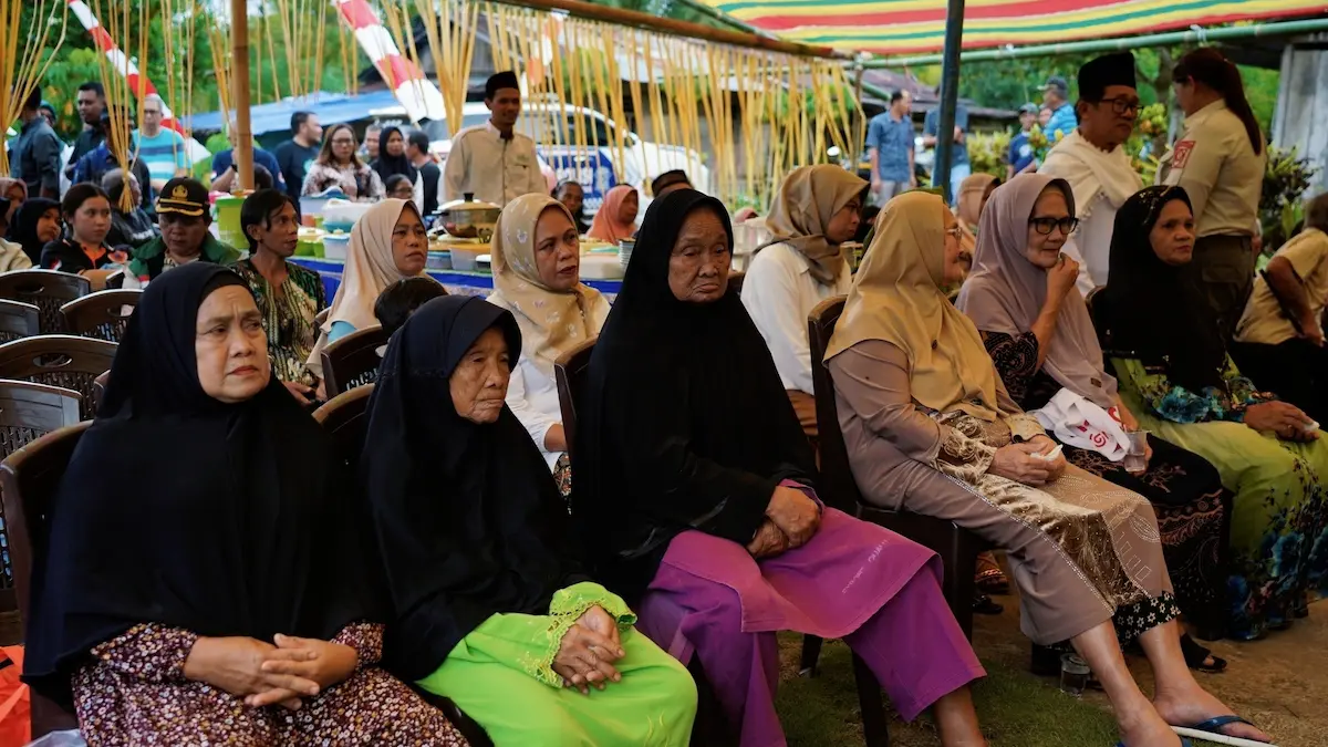 Warga Desa Pomoman mengikuti rangkaian peresmian Masjid Darul Istiqomah Kecamatan Poigar mediasulut.id
