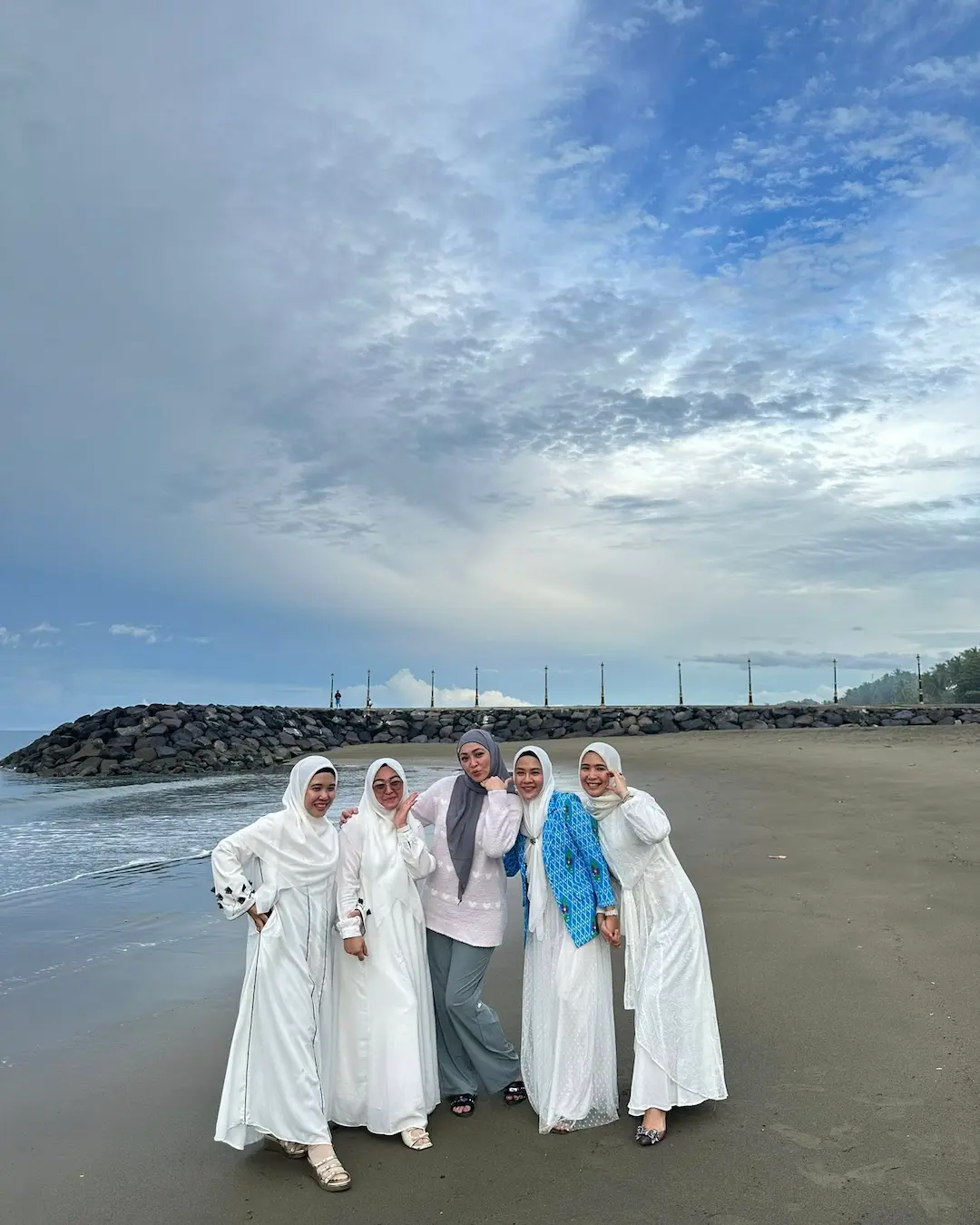 Angelina Sondakh mempromosikan wisata Pantai Batu Pinagut Boltara mediasulut.id