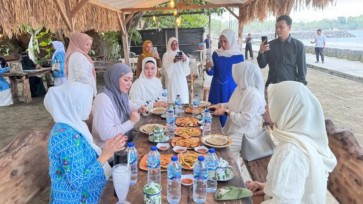 Angelina Sondakh menikmati kuliner laut di Pantai Batu Pinagut Boltara mediasulut.id