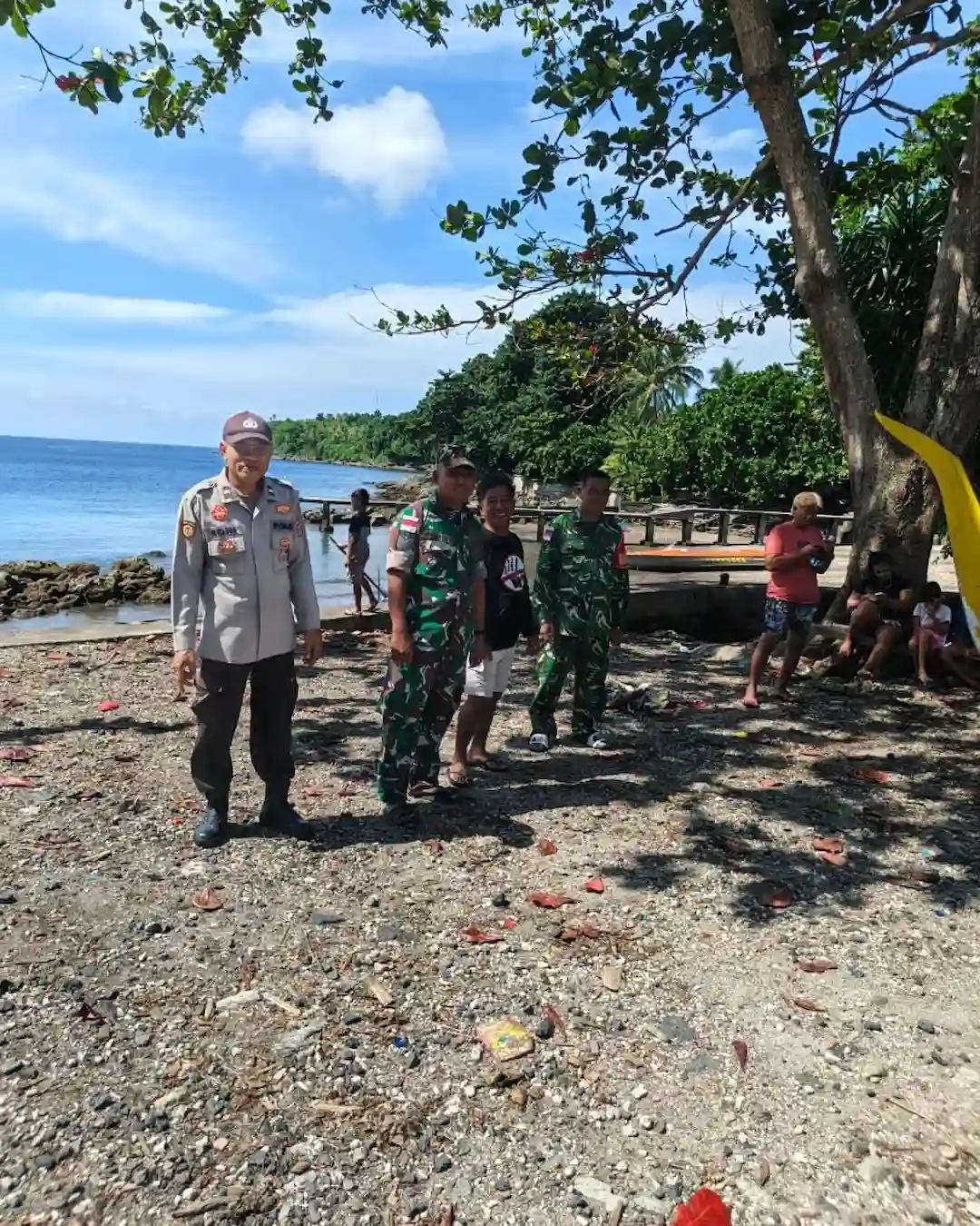 Aparat kepolisian dan TNI bersama warga memantau lokasi pencarian nelayan hilang di pesisir Desa Damau Bowone Kecamatan Damau Talaud mediasulut.id