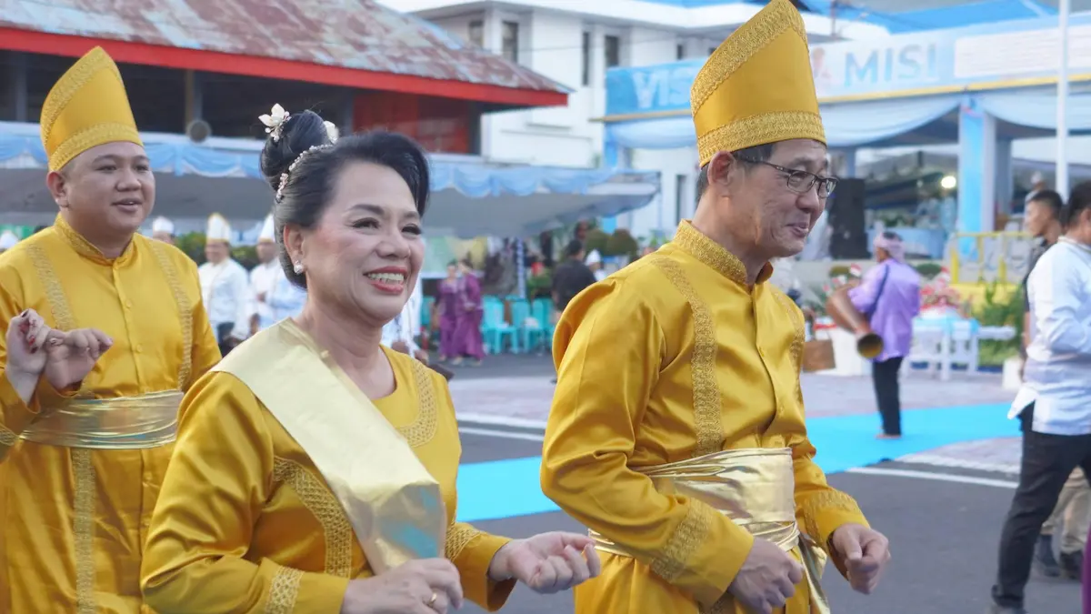 Arak arakan masyarakat dan penari adat dalam Upacara Adat Tulude Kota Bitung 2026 mediasulut.id