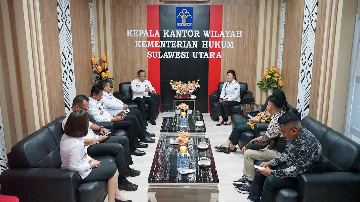 Suasana dialog Bupati Kepulauan Sitaro Chyntia Ingrid Kalangit dengan Kepala Kanwil Kemenkum Sulut Hendrik Pagiling membahas penguatan pelayanan hukum bagi masyarakat Sitaro mediasulut.id