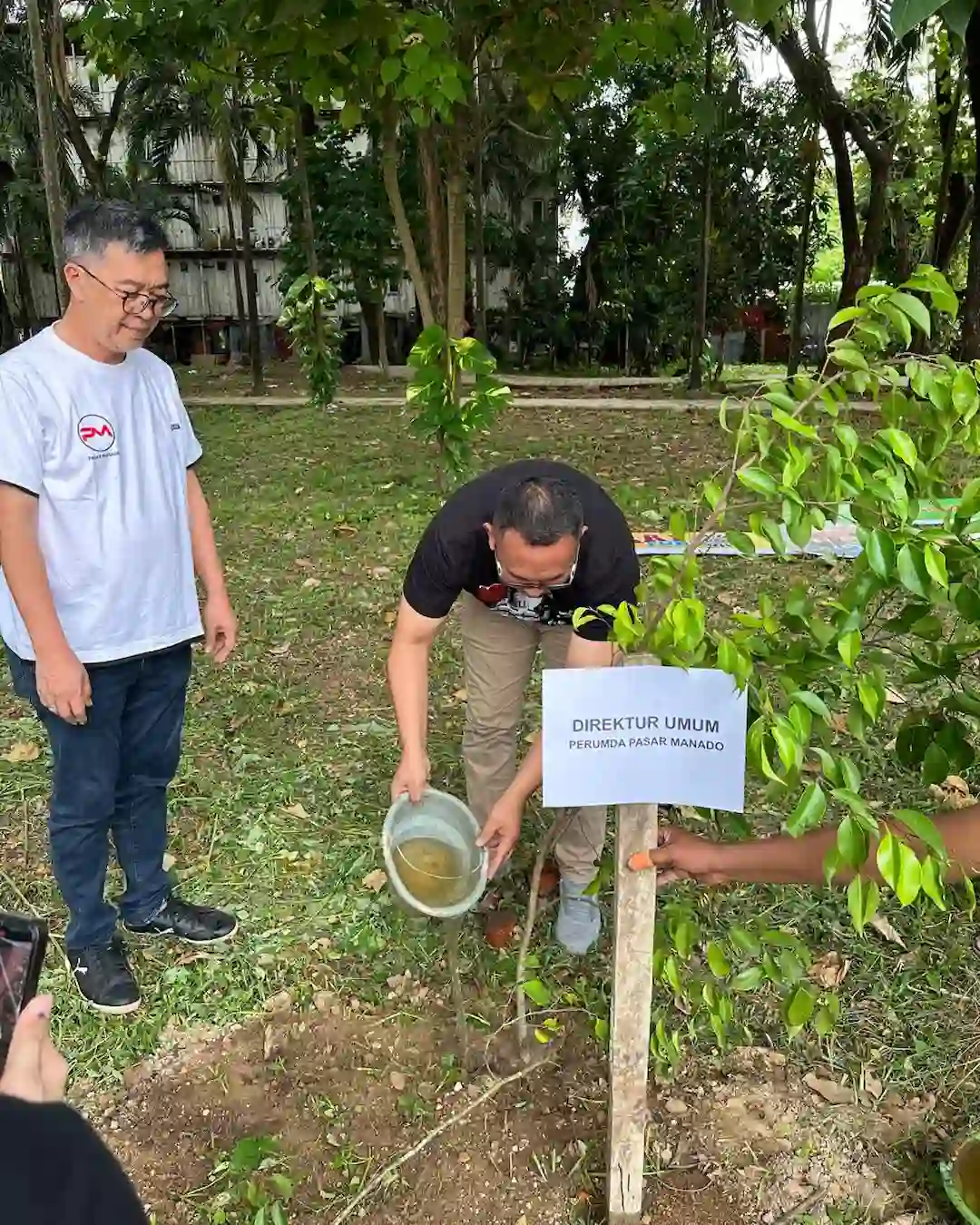 Direktur Umum Perumda Pasar Manado menyiram pohon beringin di Urban Forest Manado mediasulut.id