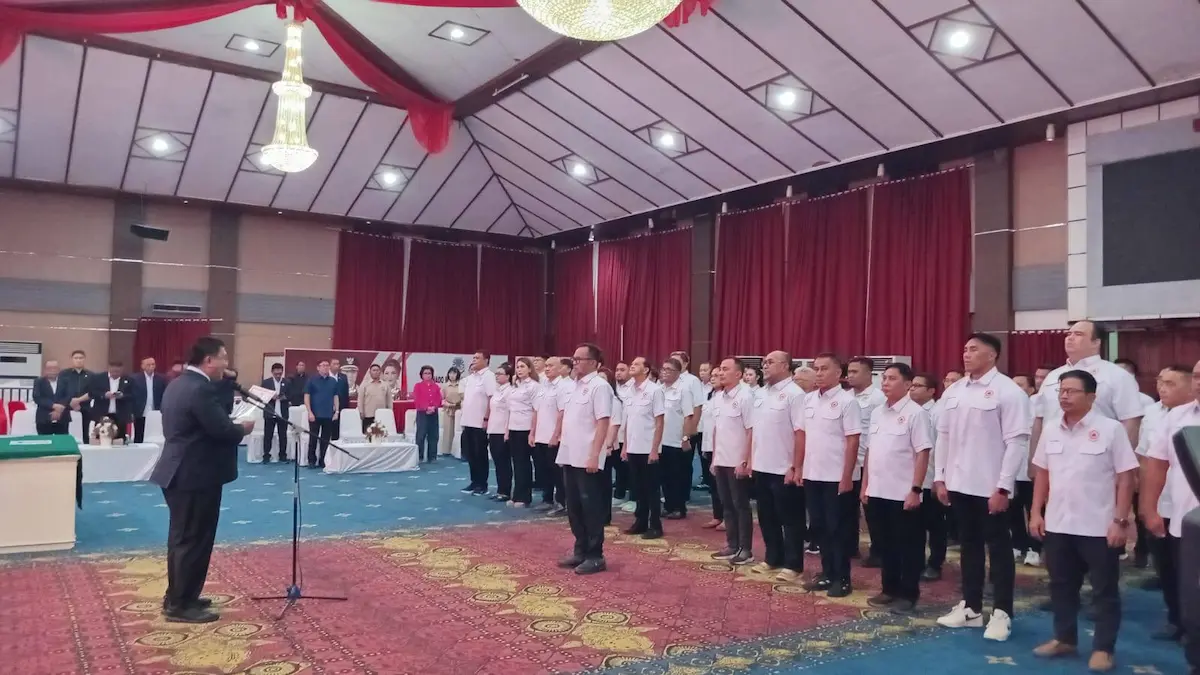 Formasi lengkap pengurus KONI Manado berdiri saat pelantikan mediasulut.id