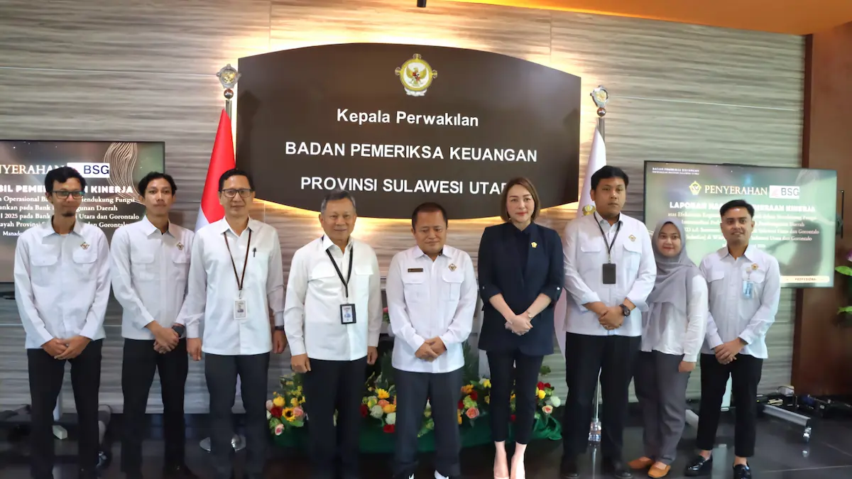 Wakil Ketua DPRD Sulawesi Utara bersama jajaran BPK RI Perwakilan Sulut dan Bank SulutGo usai penyerahan LHP mediasulut.id