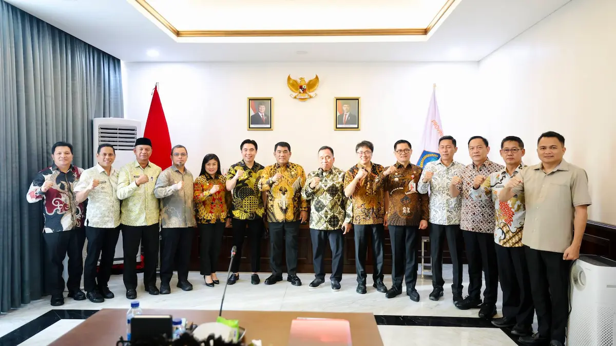 Gubernur Yulius Selvanus foto bersama kepala daerah Sulawesi Utara di Manado mediasulut.id