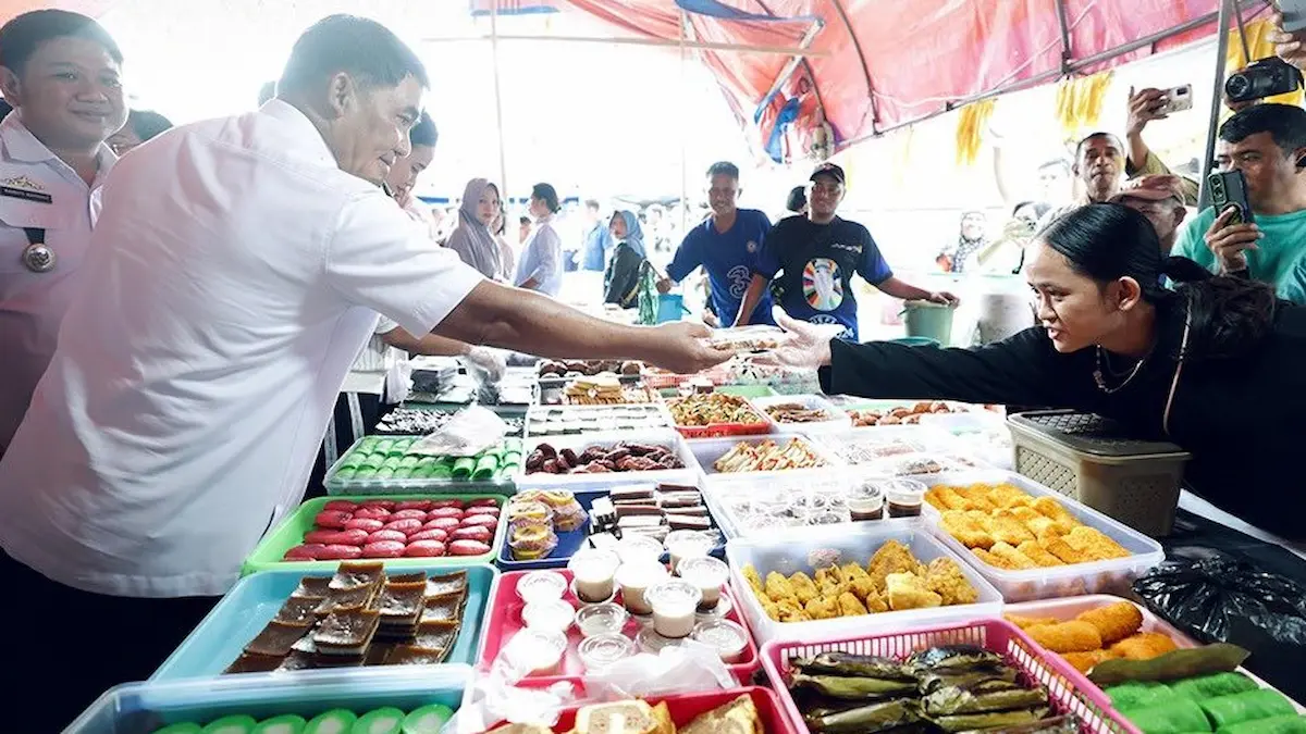 Gubernur Yulius berdialog dengan pedagang GPM Bitung mediasulut.id