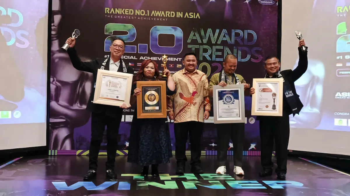 Lucky A Senduk bersama penerima Indonesia Visionary Leader Awards 2026 mediasulut.id