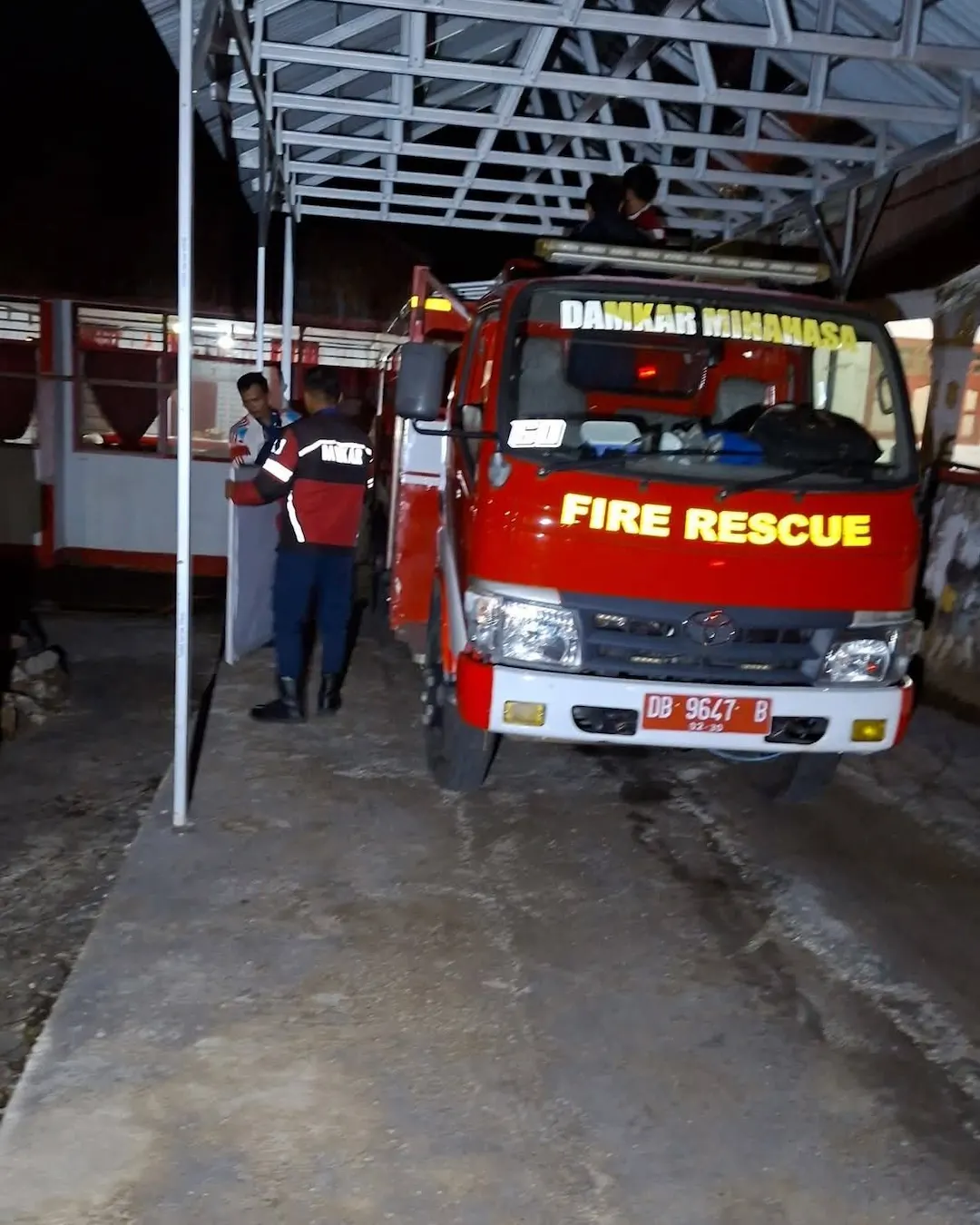 Mobil damkar Fire Rescue Kabupaten Minahasa saat masuk dan standby di Pos Damkar Langowan Kabupaten Minahasa mediasulut.id