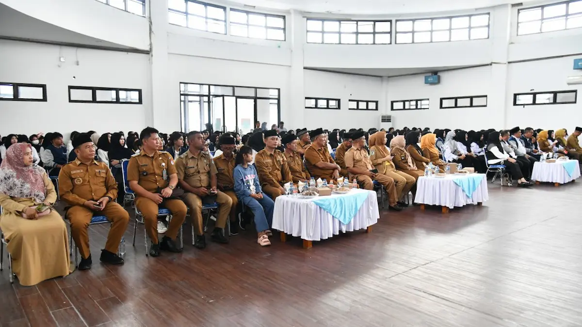Pejabat Pemkab Boltim mengikuti penarikan mahasiswa KKN UMM di aula mediasulut.id